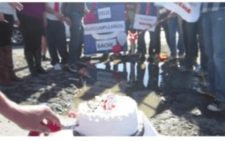 Residentes de la Colonia Satélite celebran el cumpleaños número 2 de un bache