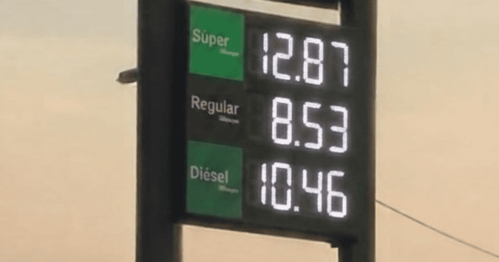 Precio de gasolina regular en Honduras en una gasolinera.
