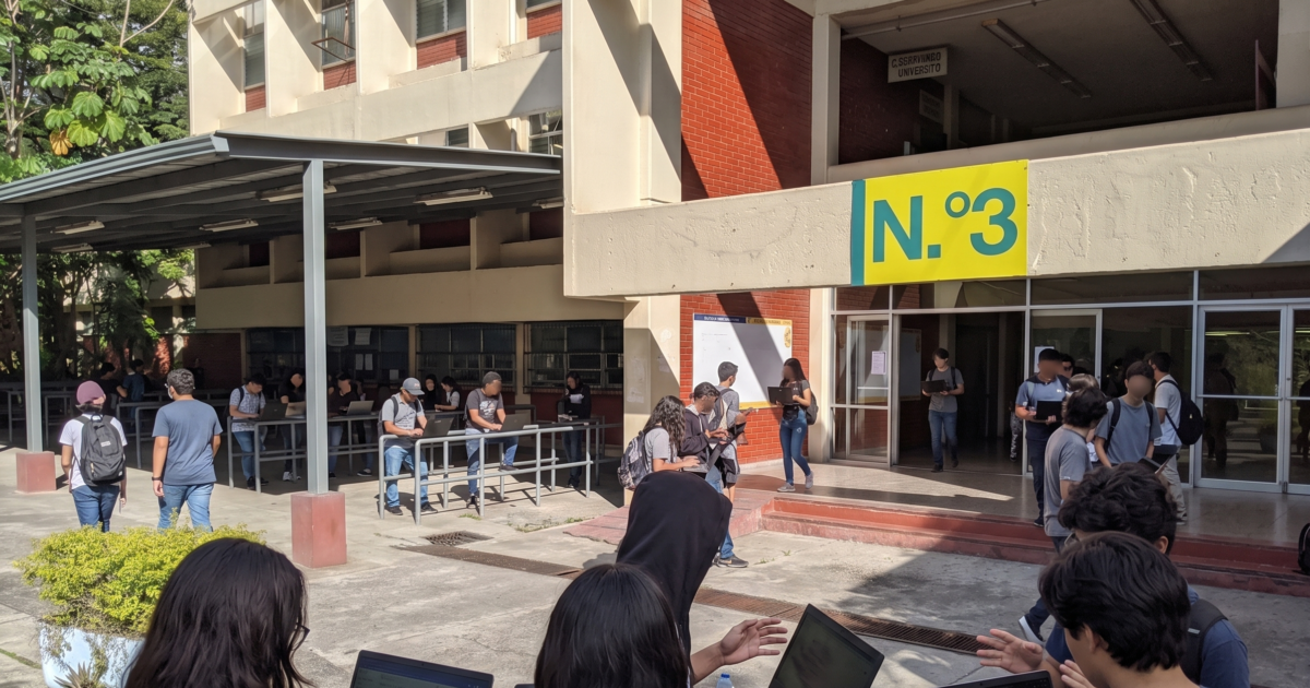 Estudiante de la FUNAH paga constancia presencial para poder iniciar trámite virtual