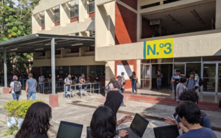 Estudiante de la UNAH paga constancia presencial para poder iniciar trámite virtual