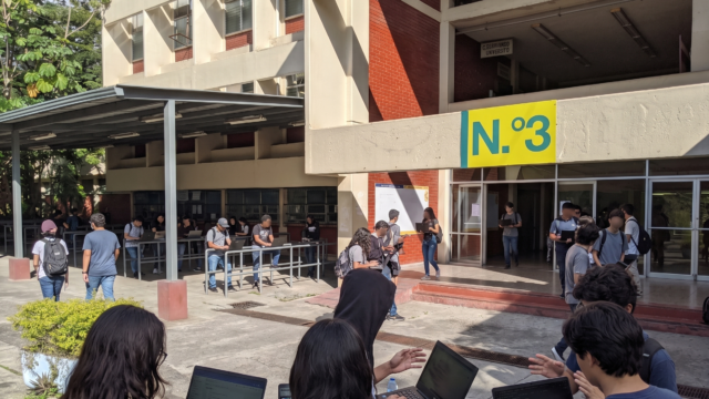 Estudiante de la FUNAH paga constancia presencial para poder iniciar trámite virtual