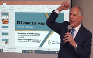 CEO Asfura presenta PowerPoint de 47 Diapositivas sobre el futuro del País; slide 1 es una foto suya gritando