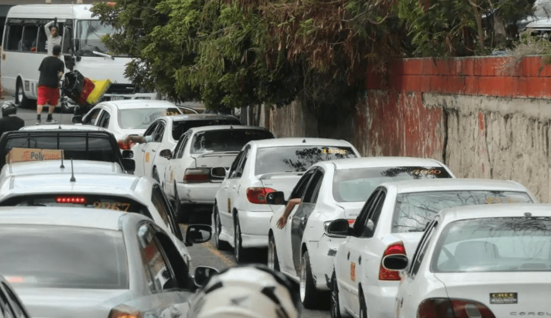 Gremio de taxis presenta su propia app: misma tecnología que Uber, menos el aire acondicionado, unidades en buen estado y el precio fijo