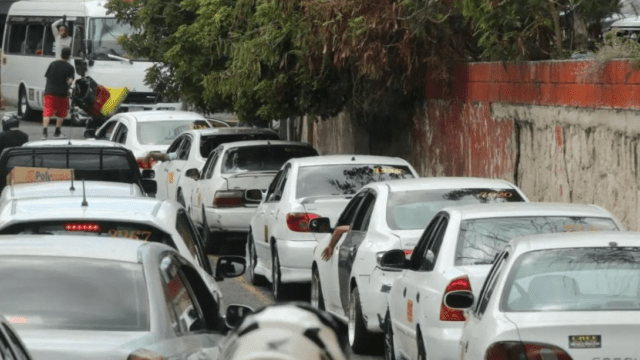 Gremio de taxis presenta su propia app: misma tecnología que Uber, menos el aire acondicionado, unidades en buen estado y el precio fijo