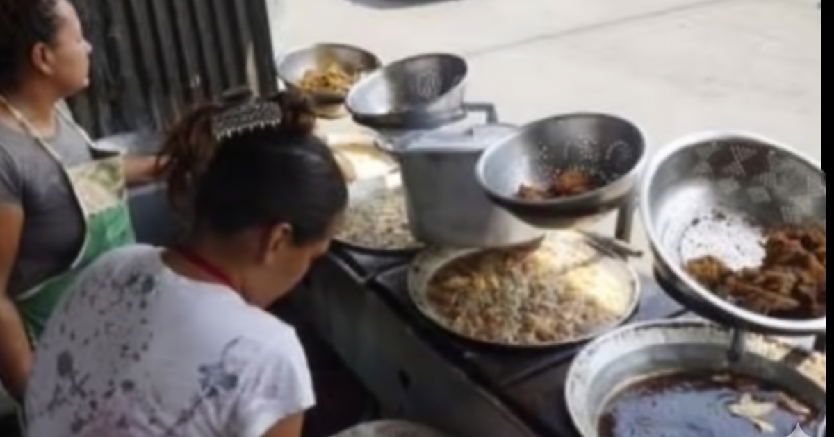 Señora que vende pollo chuco hace emotiva despedida a aceite que lleva 23 años en la freidora