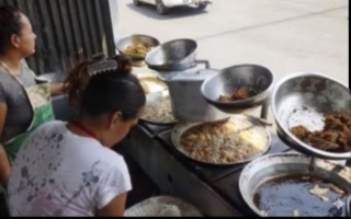 Señora que vende pollo chuco hace emotiva despedida a aceite que lleva 23 años en la freidora