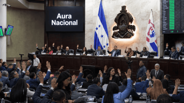 Congreso Nacional aprueba ley de “Aura Nacional” que obliga a funcionarios públicos a subir mínimo 3 reels semanales.