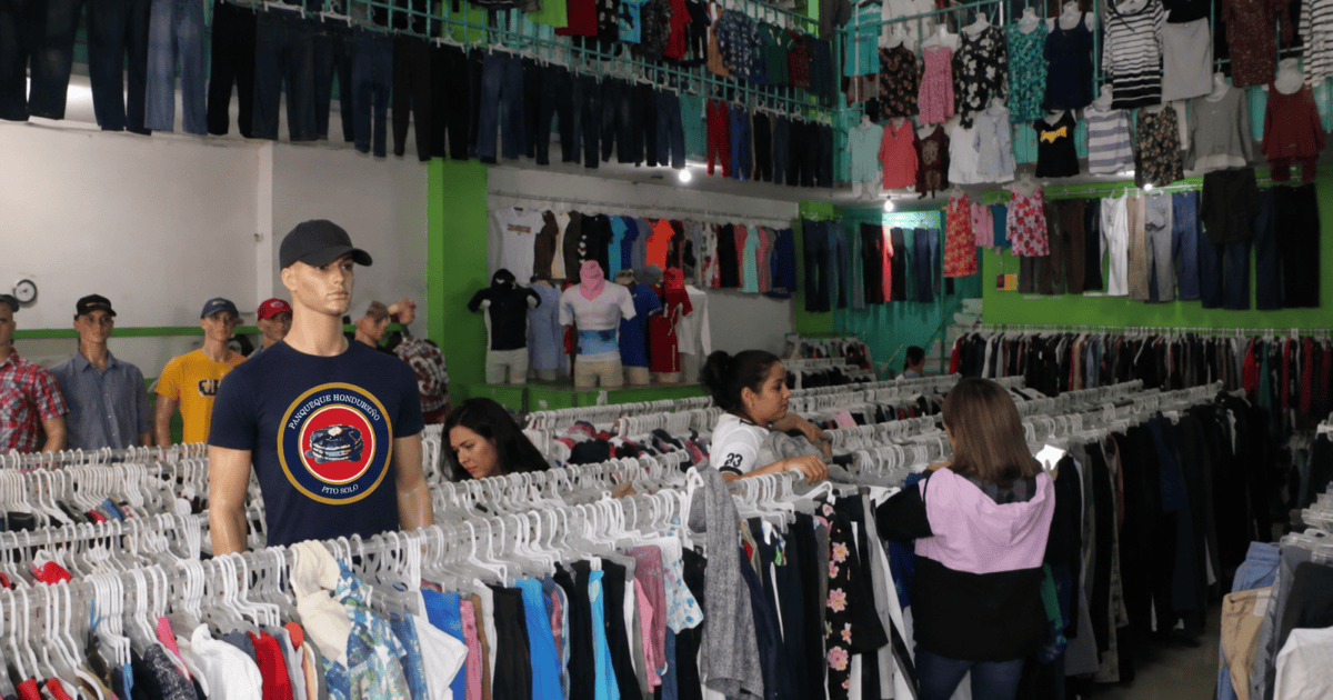 Gracias a la nueva licencia, comprar ropa de paca ahora cuesta lo mismo que comprarla de primera mano.