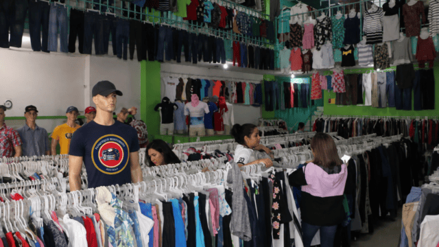 Gracias a la nueva licencia, comprar ropa de paca ahora cuesta lo mismo que comprarla de primera mano.
